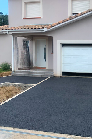 L’enrobé noir à chaud proposé par Aménagement Extérieur Toulouse, une solution intemporelle, efficace