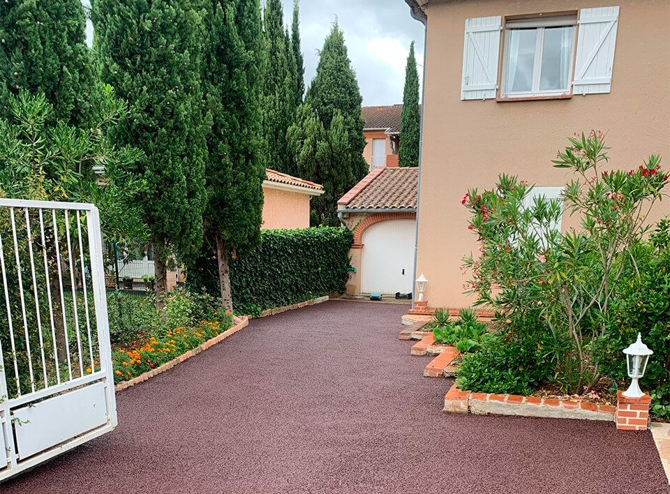 Aménagement d’entrée de maison enrobé, coloré : soigner la première impression