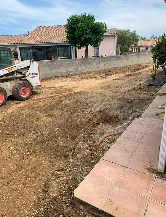 Terrassement réalisé par Aménagement Extérieur Toulouse, une étape essentielle pour un aménagement extérieur réussi